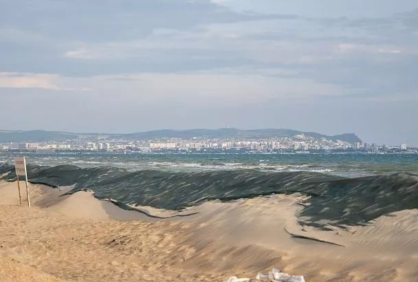 Один из защитных валов в Анапе полностью разобран