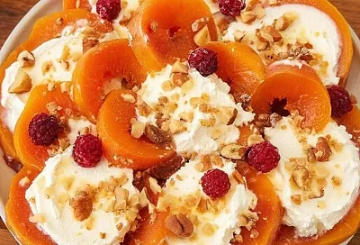 Хурма настоящая королева десертов: ее медовая сладость и бархатистая мякоть превращают обычный творог и тесто в изысканный праздничный торт