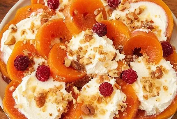 Хурма – настоящая королева десертов: ее медовая сладость и бархатистая мякоть превращают обычный творог и тесто в изысканный праздничный торт