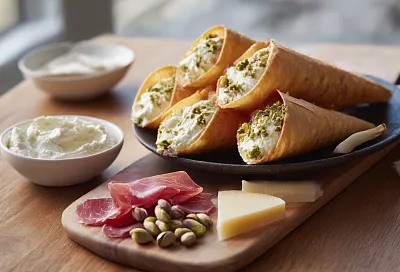 Элегантные рожки из пармезана с кремовой начинкой для праздника