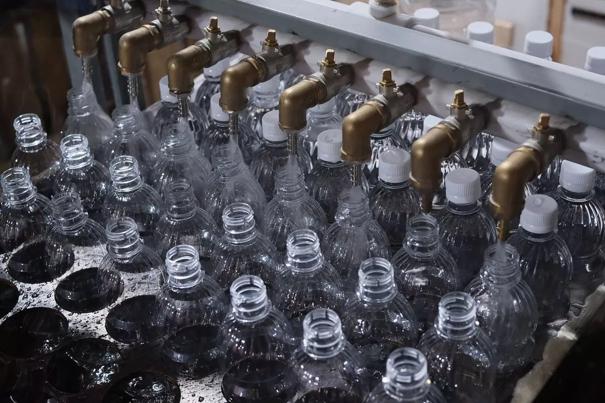 Бутылочки по 0,5 литра сбрасываются солдатам с дронов: они легкие и удобные, не разбиваются.