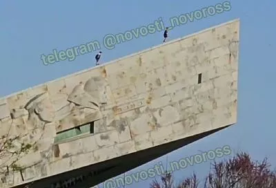 В Новороссийске двое детей залезли на мемориал «Малая земля»