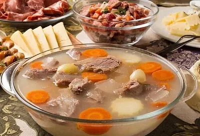 Царский будет холодец! Как без лишних хлопот и всего из двух видов мяса сварить блюдо, которое понравится всем гостям