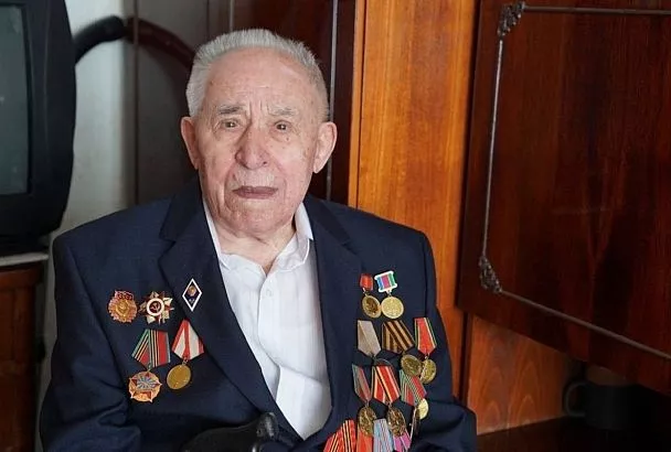  Вениамин Кондратьев поздравил ветерана Великой Отечественной войны Ивана Покусаева со 101-летием