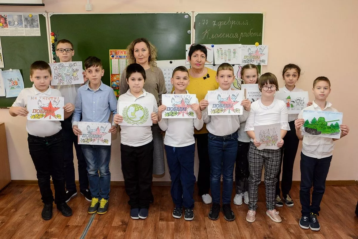 На уроках дети рисуют, раскрашивают раскраски и пишут письма солдатам.