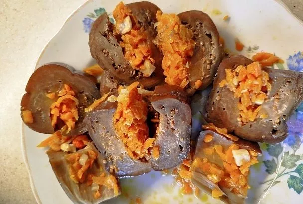 Будущий муж сделал мне предложение, когда попробовал мои маринованные баклажаны, которые я готовлю под прессом: его мать так вкусно никогда не готовила