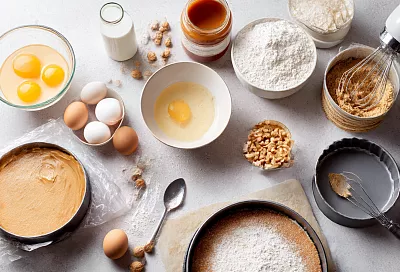 Торт «вкус детства»: насыпные коржи, белковый слой и крем с варёной сгущёнкой