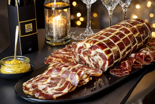 Рулька «кирпичиком» без духовки: нарезается тонко, держит форму и выглядит как мясная деликатеска