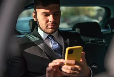 Проверить легальность такси и узнать о неплательщиках алиментов теперь можно на Госуслугах