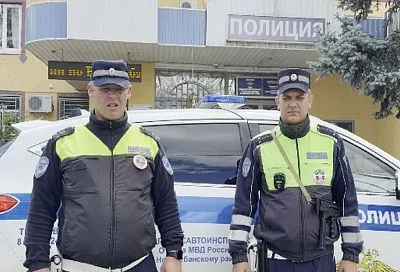 Угроза преждевременных родов: на Кубани автоинспекторы сопроводили автомобиль с беременной до больницы