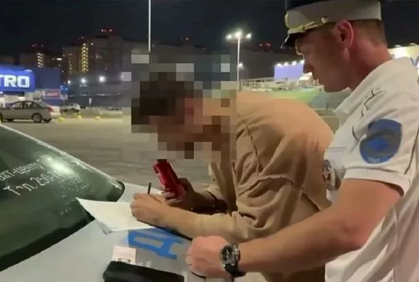 Двух водителей BMW наказали за дрифт на парковке супермаркета в Краснодаре