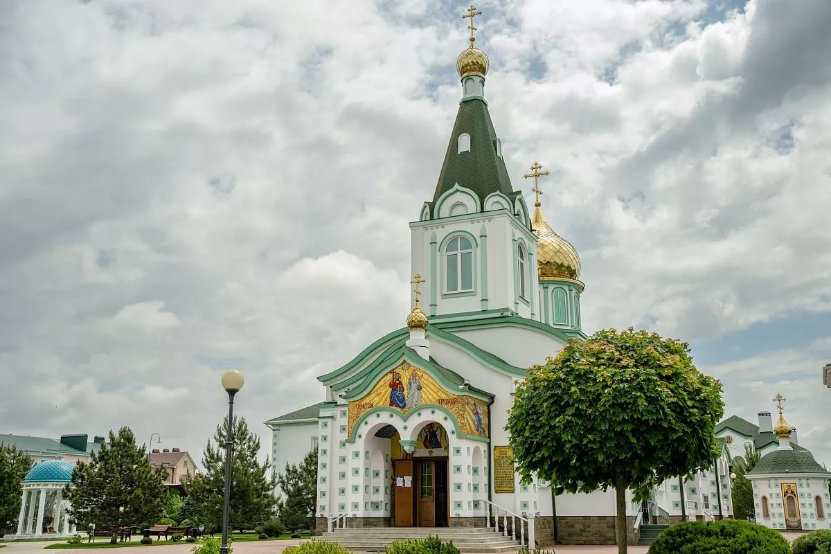 Храмовый комплекс Троицы Живоначальной в станице Динской привлекает туристов роскошной архитектурой и зеленой территорией. Храмовый комплекс Троицы Живоначальной в станице Динской привлекает туристов роскошной архитектурой и зеленой территорией.