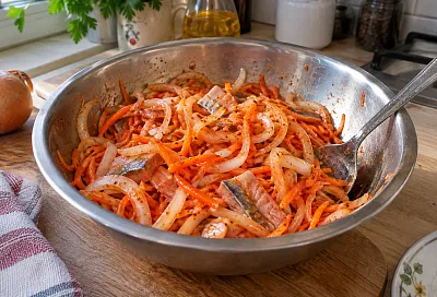 Селёдка по-корейски с луком и морковью: маринуем в острой томатной заливке