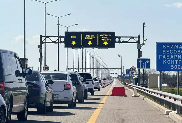 Все посты досмотра у Крымского моста задействованы на полную мощность