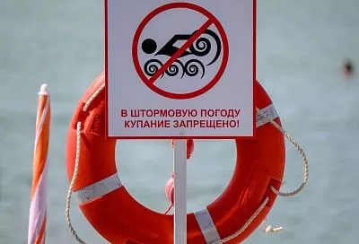 На пляжах Анапы ввели временный запрет на купание