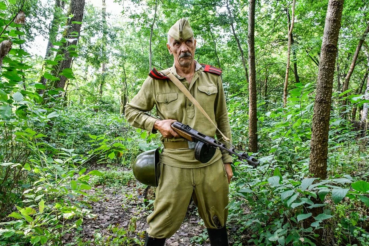 По легенде квеста отряду нужно обезвредить заместителя командира 727-й группы тайной полевой полиции Курта Крихбаума, заброшенного в тыл.