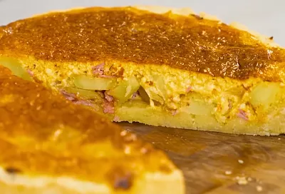 Печем пирог с картошкой и колбасой, как учит шеф Ивлев: 15 минут в духовке, и готово – невероятно быстро, вкусно и нажористо.