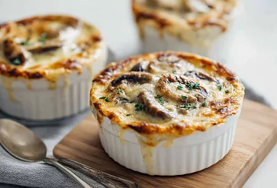 Готовлю идеальный жюльен без жидкости: густой бешамель и золотистая сырная корочка