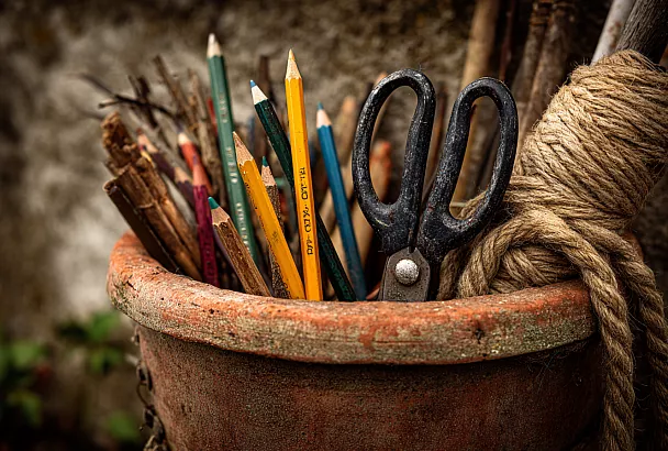 Что делать со старыми горшками: 10 полезных идей для сада