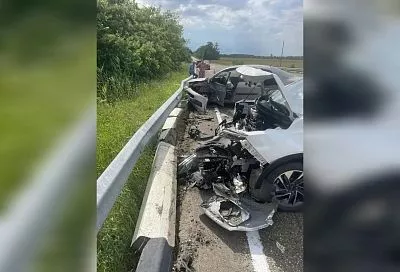 От удара врезались в ограждение. Две женщины и ребенок пострадали при столкновении двух иномарок на Кубани  