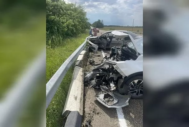 От удара врезались в ограждение. Две женщины и ребенок пострадали при столкновении двух иномарок на Кубани  