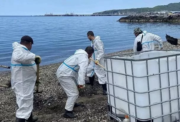 Почти 30 тыс. кубометров загрязненного грунта и водомазутной смеси собрали в Туапсе