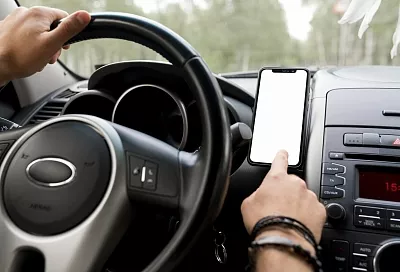 На Кубани водителям выписали более 37 тысяч штрафов за разговоры по телефону за рулём