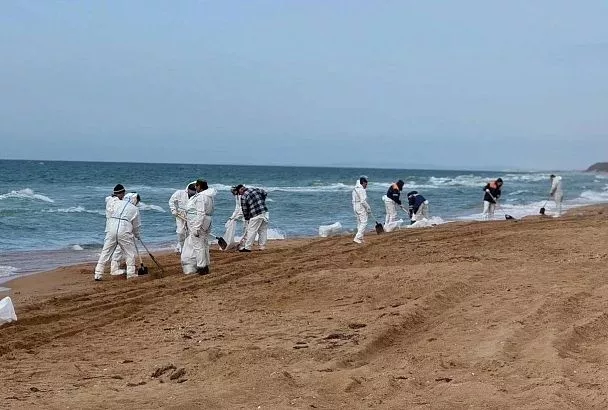 В Анапе убирают небольшие выбросы мазута на трех участках береговой линии