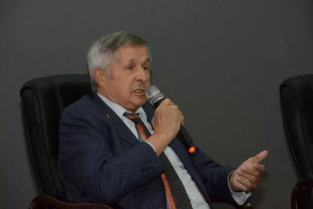 Виктор Савиных на встрече со школьниками Сочи.