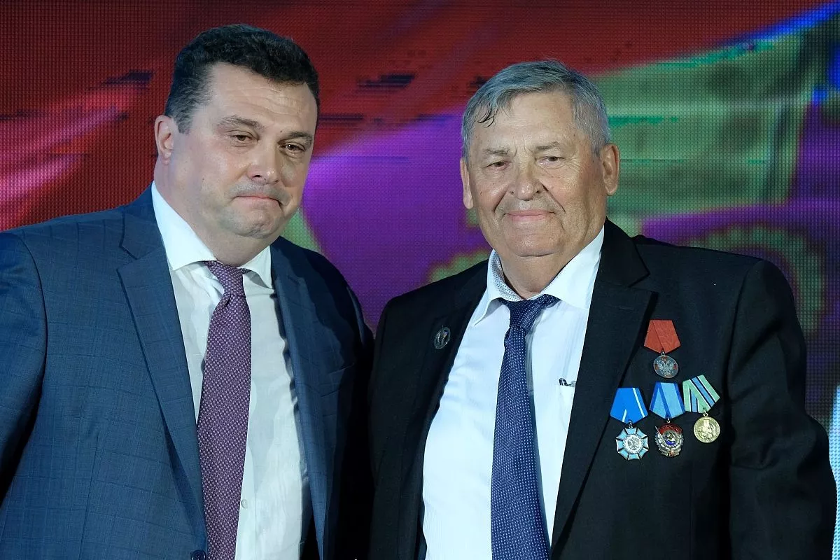 В течение всего праздника журналисты поднимались на сцену за заслуженными наградами. В течение всего праздника журналисты поднимались на сцену за заслуженными наградами.