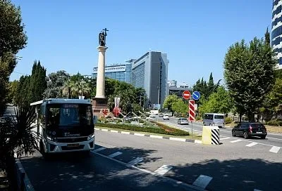 В Сочи 10 автобусных маршрутов изменили движение из-за перекрытия дорог