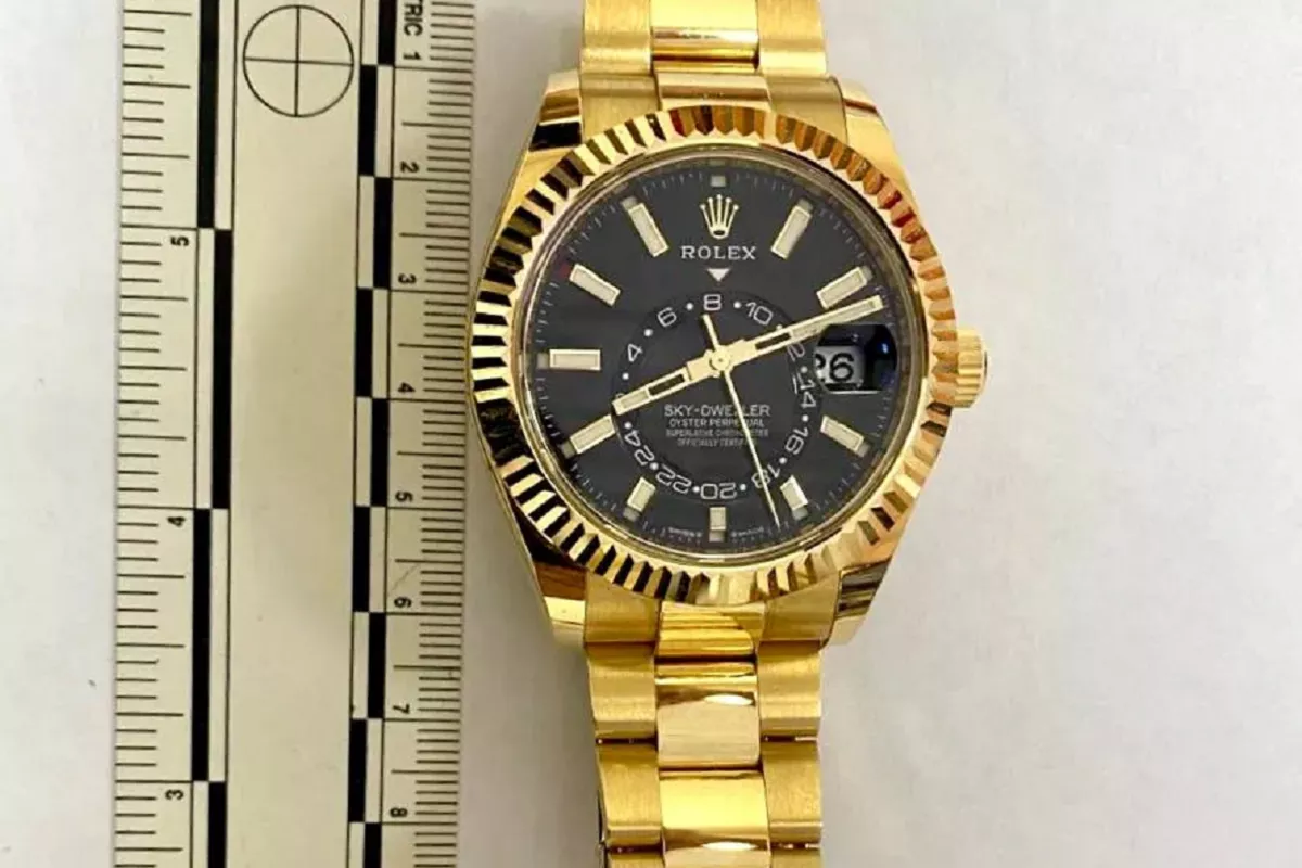 Золотые часы Rolex обнаружили у пассажирки в аэропорту Сочи. Она идет под суд