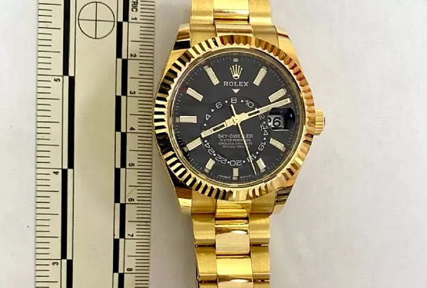 Золотые часы Rolex обнаружили у пассажирки в аэропорту Сочи. Она идет под суд