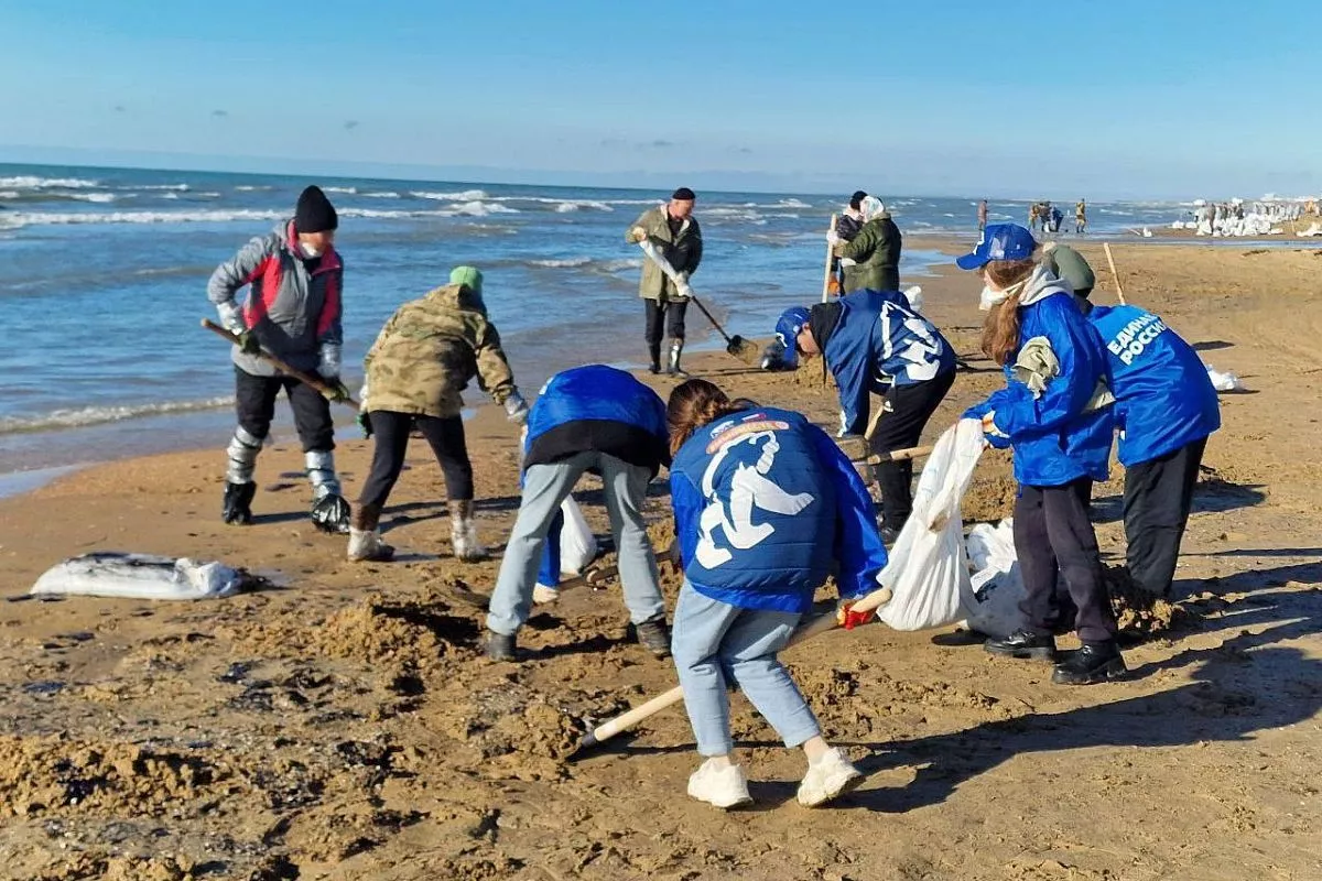 Тысячи мешков с замазученным песком собрали на анапских пляжах молодогвардейцы. Тысячи мешков с замазученным песком собрали на анапских пляжах молодогвардейцы.