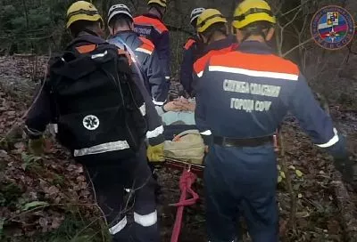 В Сочи спасатели эвакуировали из леса девушку с травмой ноги