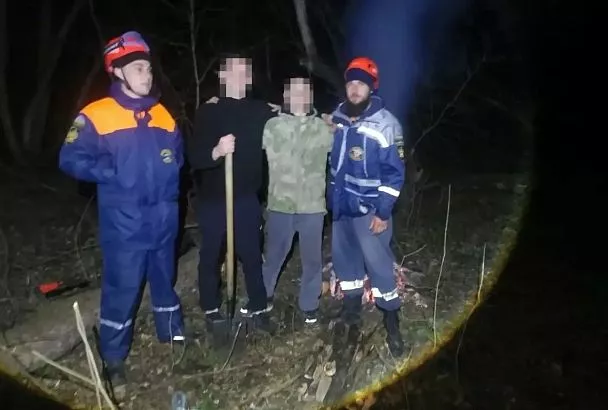 Двое молодых людей пошли на рыбалку через лес на Кубани и заблудились в темноте