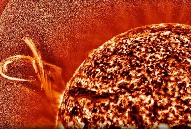 Редкий двойной выброс гигантских протуберанцев произошел на Солнце. Достигнут ли они Земли