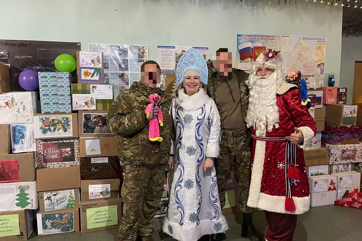 Новороссийские Дед Мороз и Снегурочка поздравляют военных с наступающими праздниками. Новороссийские Дед Мороз и Снегурочка поздравляют военных с наступающими праздниками.