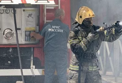Склад загорелся неподалеку от Славянского кладбища в Краснодаре