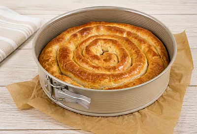 Сворачиваем слоёное тесто с куриным фаршем в спираль: мясной пирог выходит сочным и румяным