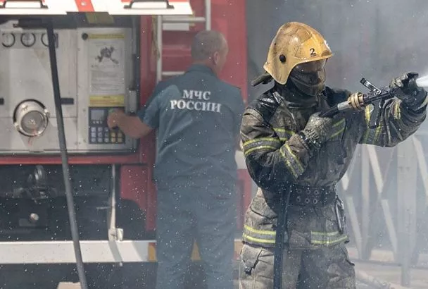 Склад загорелся неподалеку от Славянского кладбища в Краснодаре