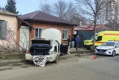 «Мерседес» врезался в трамвай и улетел в дерево в центре Краснодара. Есть пострадавшие