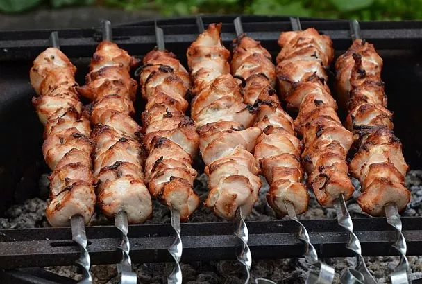 Готовим шашлык из индейки, который тает во рту: маринад на сметане за 2 часа