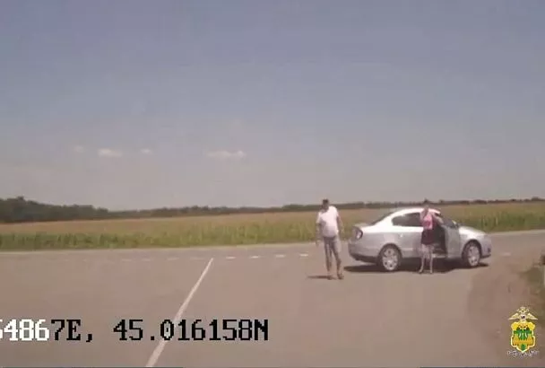 Пенсионерку с сердечным приступом помогли доставить в больницу полицейские на Кубани   