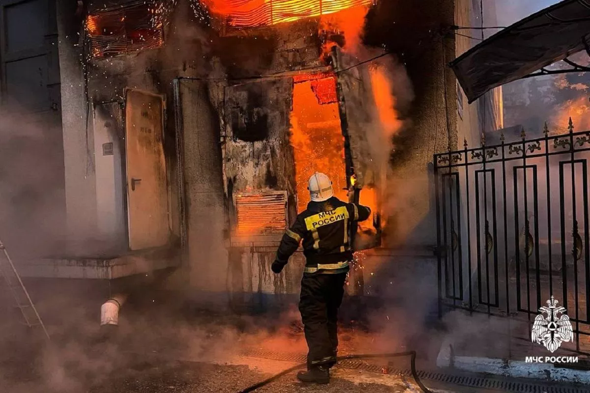 В Краснодаре потушили пожар в Музыкальном театре