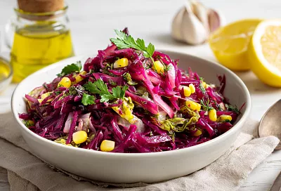 Салат из свёклы с кукурузой: витаминный и ароматный за 10 минут