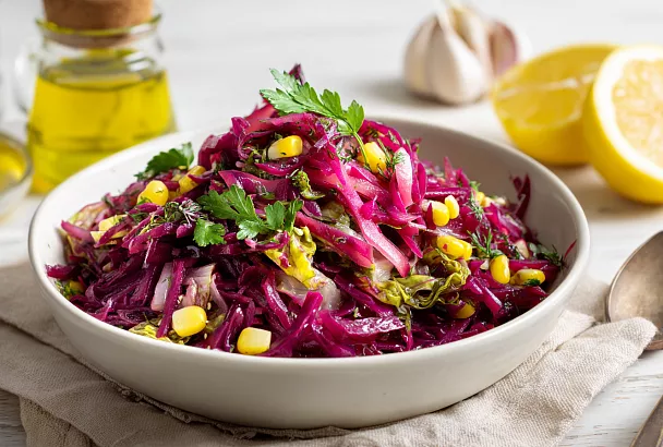 Салат из свёклы с кукурузой: витаминный и ароматный за 10 минут