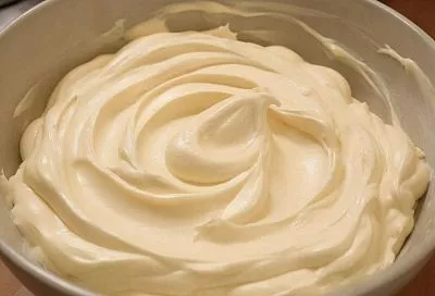 Простой и быстрый крем "Пятиминутка": сливочная магия за 5 минут. Он идеально подходит для тортов, пирожных и рулетов