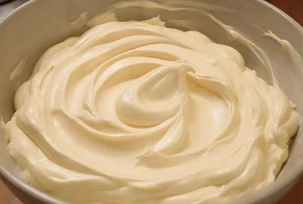 Простой и быстрый крем "Пятиминутка": сливочная магия за 5 минут. Он идеально подходит для тортов, пирожных и рулетов