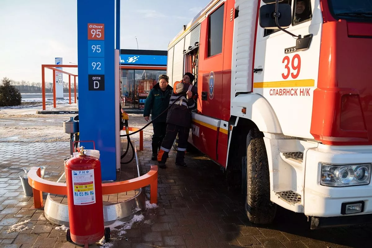 Первыми клиентами на новой АЗС стали водители пожарной машины и скорой помощи.